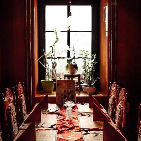 Und Restaurant Golden Village 2*