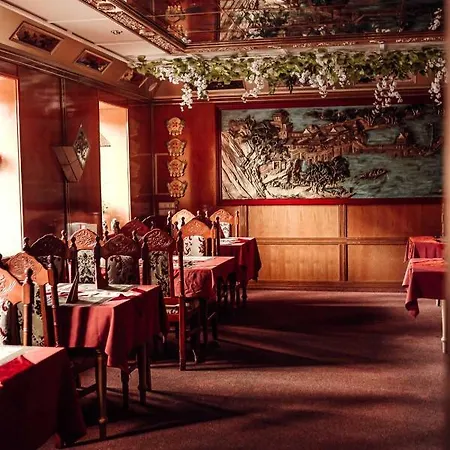 Und Restaurant Golden Village 2*