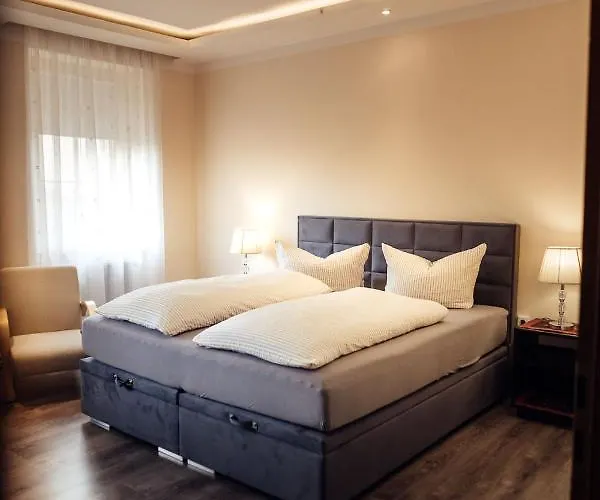 Und Restaurant Golden Village فندق