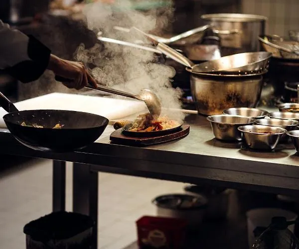 Und Restaurant Golden Village فندق ريزا