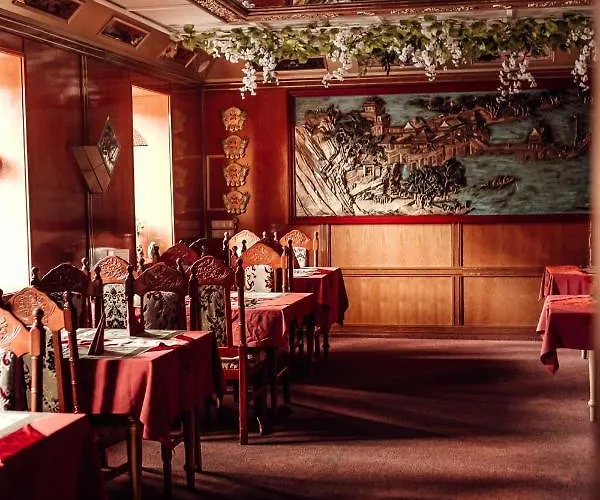 Und Restaurant Golden Village 2*